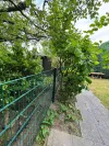 Gabionenzaun mit Steinen gefüllt